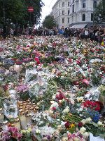 Mourners lay flowers in Oslo, Norway, July 25 (photo by Asav, Wikimedia Commons)